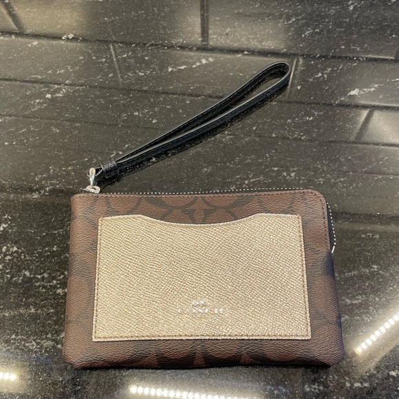 Coach Margot Carryall & Matching Wristlet - Picture 14 of 16